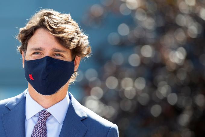 V Kanadi so do zdaj potrdili nekaj več kot 136 tisoč primerov okužb z novim koronavirusom, umrlo pa je 9.171 ljudi. Na fotografiji predsednik kanadske vlade Justin Trudeau z zaščitno masko.  | Foto: Reuters
