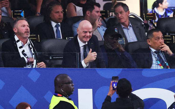Tekmo si je ogledal tudi predsednik Fife Gianni Infantino. | Foto: Reuters