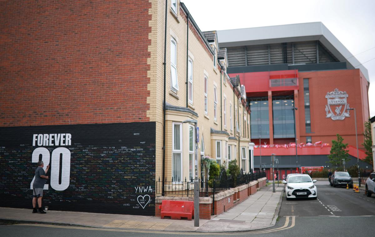 Liverpool Diogo Jota | Ganljiv poklon navijačev Liverpoola Diogu Jotu. Poglejte še v videu. | Foto Reuters