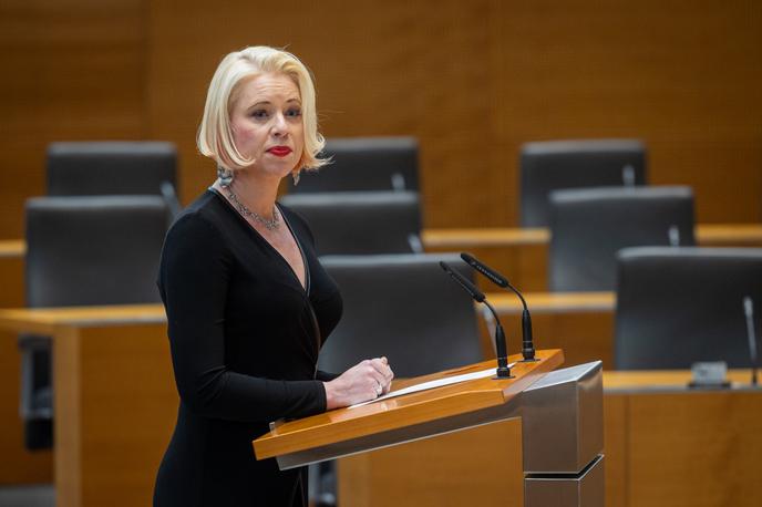 Urška Klakočar Zupančič | Urška Klakočar Zupančič pravi, da je vesela, da so naši poslovneži uspešni, bi jim pa rada rekla, "bodite zadovoljni, da vam gre dobro in lahko delate, kar želite, se združujete in ste kritični". "V nekaterih državah je treba biti tiho in mogoče bo v naslednjem mandatu tako tudi pri nas." | Foto STA