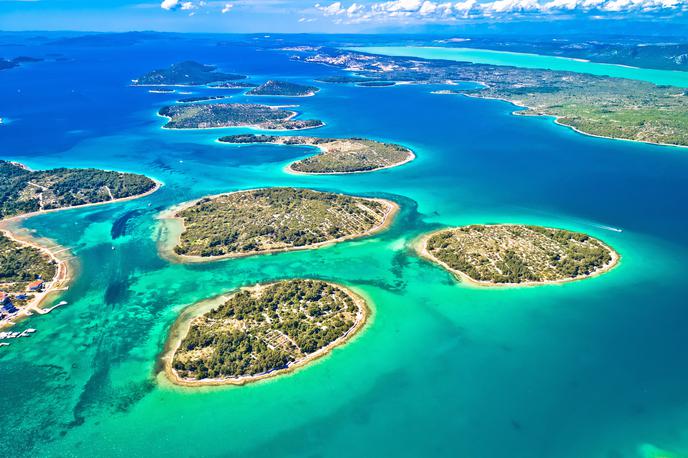 Vransko jezero in šibeniški arhipelag z otokom Murter | Vransko jezero (na desni) in šibeniški arhipelag z otokom Murter. V Vransko jezero, ki leži blizu morja, vse bolj vdira slana voda. | Foto Guliverimage
