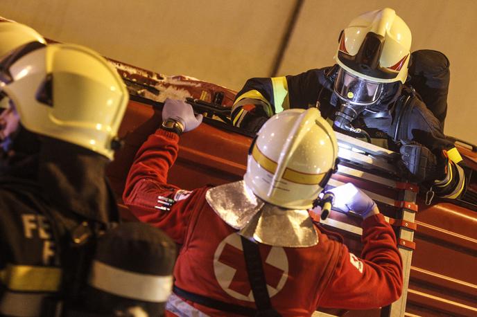 Avstrija gasilci tunel Ljubelj | Po besedah tiskovne predstavnice policije je bilo ob izbruhu požara v hiši devet ljudi. (Fotografija je simbolična) | Foto Reuters