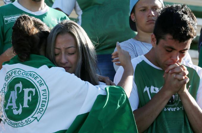 Množice navijačev Chapecoenseja se zbirajo na štadionu vse od nesreče. | Foto: Reuters