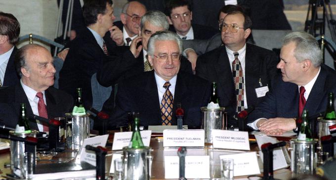 Leta 1995 so tedanji predsednik BiH Alija Izetbegović, hrvaški predsednik Franjo Tuđman in srbski predsednik Slobodan Milošević v ameriškem mestu Dayton podpisali sporazum, ki je končal vojno v BiH. Dobri dve desetletji pozneje je prav ta sporazum kriv za paraliziranost BiH kot države, razdeljene na dva dela. | Foto: Reuters