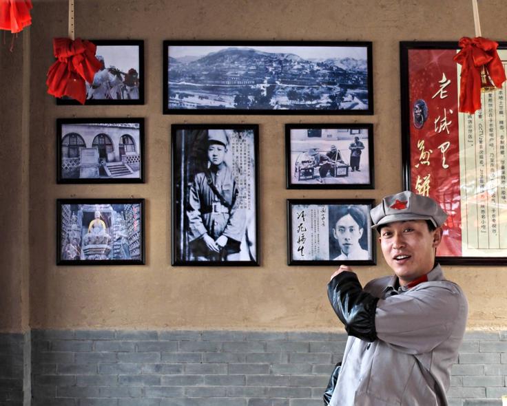 Potem ko je Mao Cetung leta 1976 umrl, so Ši Žongšuna rehabilitirali in se je lahko vrnil v vodstvo države. Novi kitajski voditelj Deng Šjaoping mu je zaupal vodenje kitajskega gospodarskega odpiranja v svet. Na fotografiji: spominska soba, v kateri vidimo fotografiji Ši Žongšuna in njegovega političnega mentorja Liu Židana. Prav zaradi objave Židanovega življenjepisa je Mao leta 1962 Žongšuna vrgel iz partije. | Foto: Guliverimage