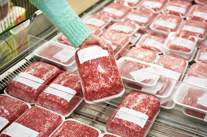 meso, govedina | Uprava za varno hrano še vedno analizira vzorce mesa, ki naj bi k nam prišlo iz sporne poljske klavnice Elkopol. | Foto Getty Images