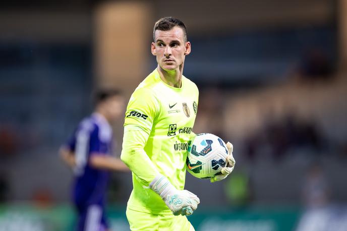 Simon Sluga NK Celje | Simon Sluga si je ob zmagi na derbiju z Mariborom poškodoval roko. | Foto Jure Banfi