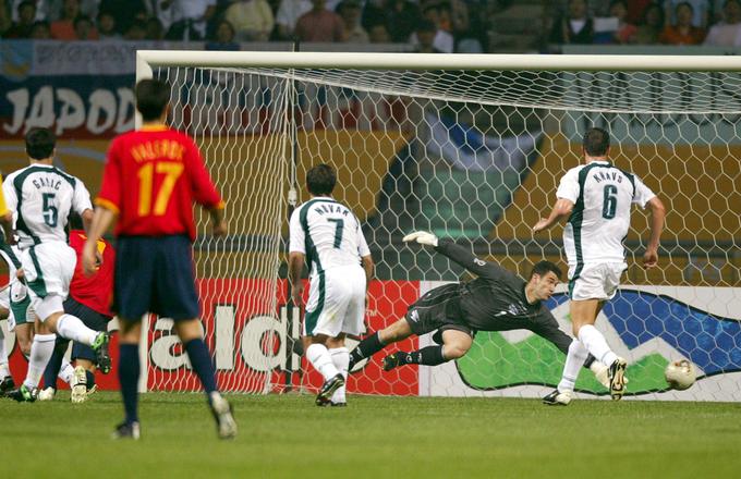 Trenutek, ko je Raul Gonzalez na SP 2002 premagal Marka Simeunovića. | Foto: Reuters
