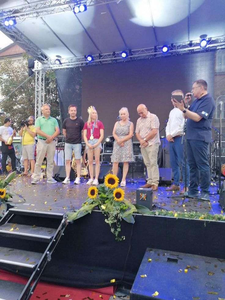 Na sprejemu v domačem Slovenj Gradcu so Garnbretovi nadeli krono, ki pritiče kraljici športnega plezanja.  | Foto: Lili Pušnik / STA