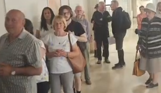 Pacienti pred ZD Kamnik čakali več ur: vrsta vse od zgornjega nadstropja do dvorišča