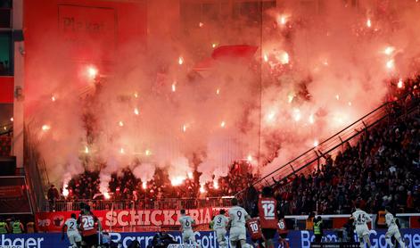 V živo: derbi v Leverkusnu, Šeško tokrat brez gola