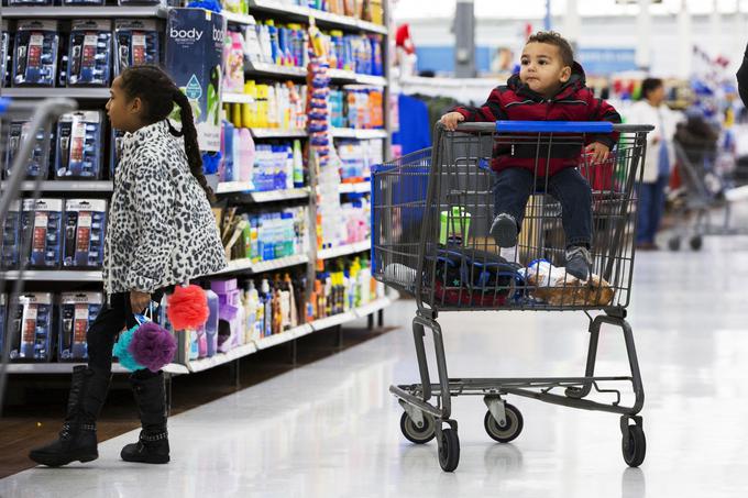 Trenutna generacija otrok je bolj izpostavljena potrošništvu kot prejšnje. Že od rojstva jih družba vzgaja v dobre potrošnike. | Foto: Reuters