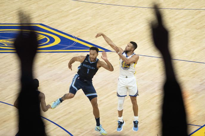 Stephen Curry | Stephen Curry je proti Memphisu do zadnje četrtine dosegel 36 točk, nato pa do konca napetega dvoboja (in poraza Golde Stata) zgrešil vseh šest metov iz igre. | Foto Reuters