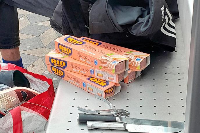 Policijska akcija na Bavarskem dvoru | Pri moškemu so našli več večjih nožev ter večje pakiranje tune in mehčalec, ki jih je ukradel iz trgovine. | Foto Facebook/Sintal