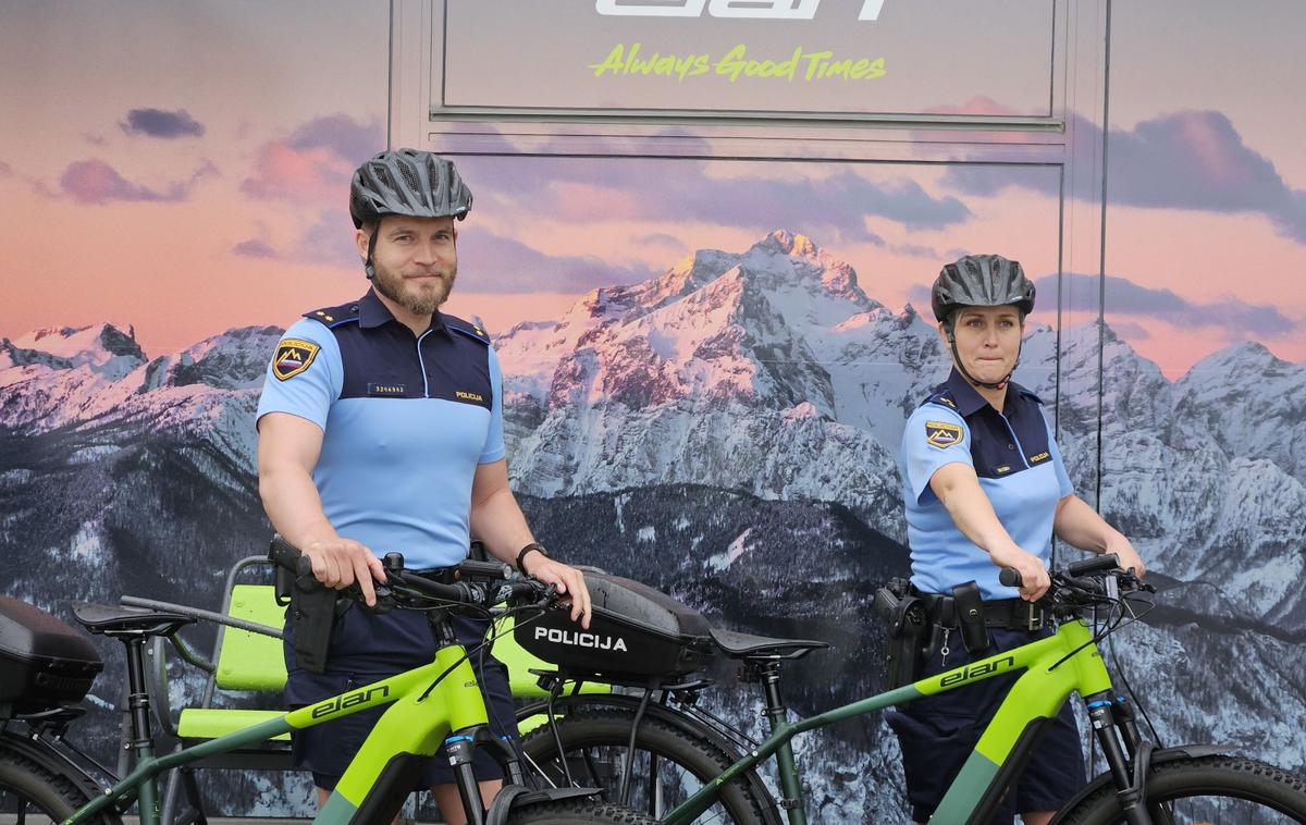 policija | Policisti kolesarji pogosto sodelujejo tudi pri različnih preventivnih aktivnostih. V Sloveniji je kolesarjenje vse bolj priljubljeno kot oblika dnevne mobilnosti in kot aktivno preživljanje prostega časa. Povečano število kolesarjev pa pomeni tudi več možnosti za nastanek prometnih nesreč. Ob tem velja, da so v kar 60 odstotkih primerov nesreč, v katere so vključeni kolesarji, ti tudi povzročitelji. V zadnjih desetih letih trend kaže padec števila umrlih kolesarjev, a porast poškodovanih. | Foto STA