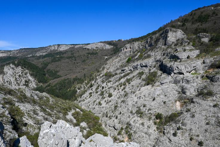 Pogled na dolino Glinščice s pešpoti na levem bregu. Na vrhu pobočja je vas Jezero. | Foto: Matej Podgoršek