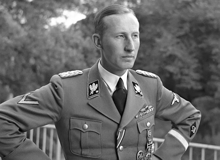 Reinhard Heydrich Na delu nekdanje Češkoslovaške so Nemci leta 1939 ustanovili Češko-moravski protektorat, kjer so imeli Čehi omejeno samoupravo, ki so jo nadzorovali Nemci. Na vrhu nemške strukture oblasti v protektoratu je bil protektor. Septembra 1941 je namestnik protektorja postal esesovski visoki častnik Reinhard Heydrich (na fotografiji), ki pa je dejansko vodil protektorat. Heydrich je prej med drugim organiziral poboje poljskih izobražencev (pomorili je do sto tisoč Poljakov v teh akcijah), velja tudi za arhitekta holokavsta. Heydrich je takoj začel izvajati ostrejšo politiko do češke inteligence in dal pobiti nekaj sto Čehov, nekaj tisoč pa jih deportiral v koncentracijska taborišča. Maja 1942 sta nanj izvedla atentat češka komandosa, ki so ju izurili Britanci. Zaradi posledic atentata je umrl 4. junija. V slogu Dražgoš so se Nemci maščevali za njegovo smrt s pobojem prebivalcev češke vasi Lidice. | Foto: Guliverimage