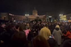 Posnetki, ki lahko skrbijo Putina. Mladi pojejo: "Kje ste bili, preklete pošasti?" #video
