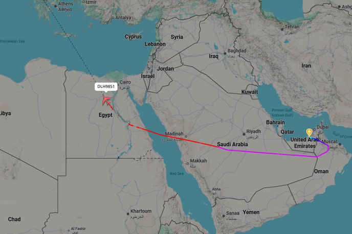 Letalo | Potniško letalo Lufthanse bo na poti iz Abu Dabija letelo tudi čez Slovenijo. | Foto Flightradar24