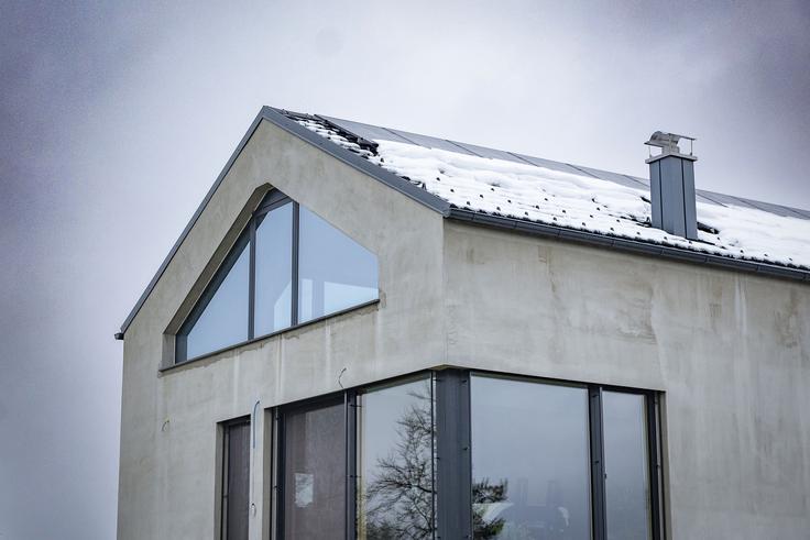 Zasnežena elektrarna v okolici Ljubljane: moduli so zasnovani za visoke obremenitve snega. | Foto: Ana Kovač