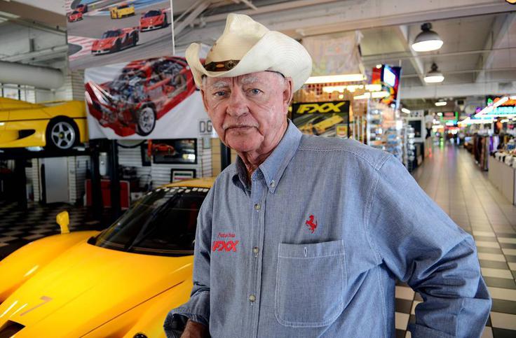 Ferrari Preston Henn Američan se je osebno petkrat udeležil vztrajnostne dirke v Le Mansu, kjer je bil leta 1983 uvrščen na skupno deseto mesto. Na Floridi je obogatel z lastnim velikim boljšim trgom. Leta 2013 je kot prvi kupil tudi poslovno letalo gulfstream G650. | Foto: