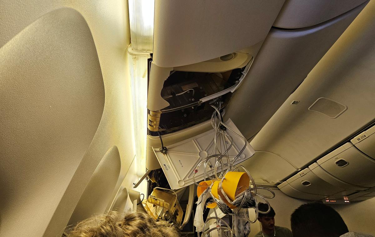 letalo, nesreča, turbulenca London-Singapur | S posebnim letom je nato 131 potnikov in 12 članov posadke nesrečnega letala danes prispelo v Singapur, poroča francoska tiskovna agencija AFP. | Foto Reuters