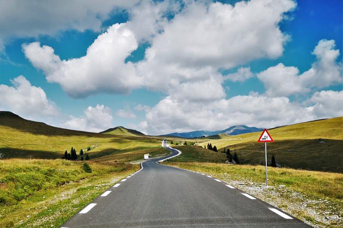 Romunija ceste | To je cesta Transbucegi, ena najbolj privlačnih v Romuniji. Cesta z oznako DJ31 se nahaja pri kraju Sinaia in vodi na planote do nadmorske višine skoraj dva tisoč metrov. | Foto Gregor Pavšič