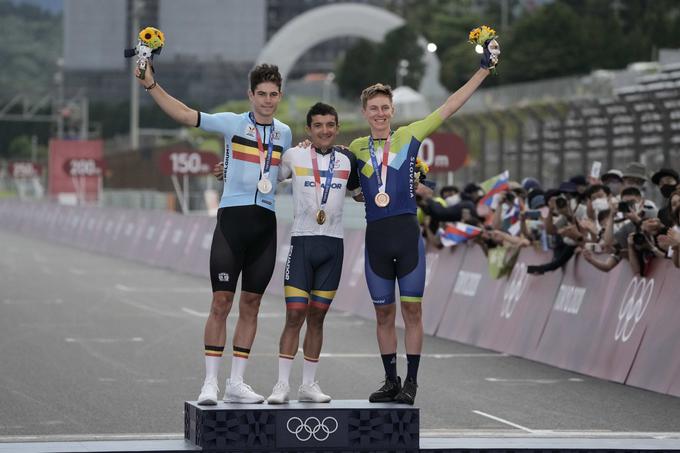 Prvo zlato medaljo za Ekvador je v Tokiu osvojil Richard Carapaz. Na zmagovalnem odru mu je družbo delal tudi slovenski junak Tadej Pogačar. | Foto: Reuters