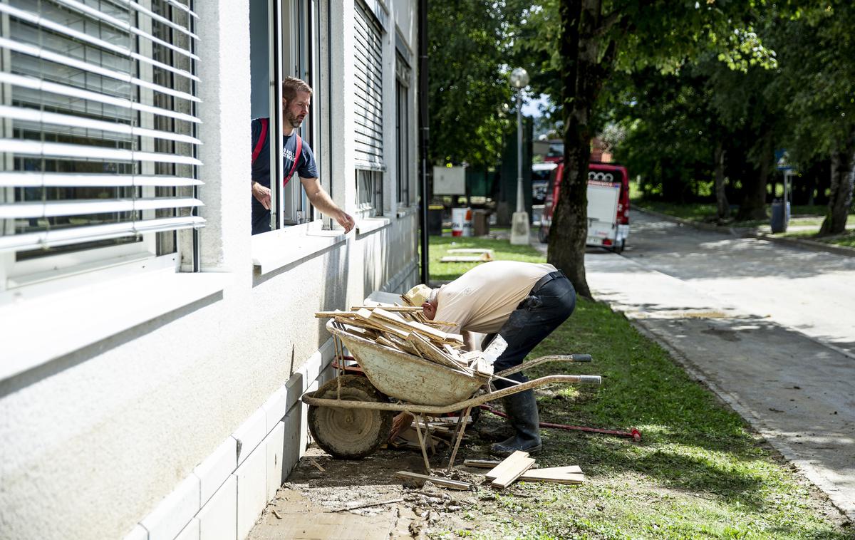 Poplave | Kot opozarjajo pristojni, se morajo državljani na prejeti poziv odzvati v roku 120 dni oziroma štirih mesecev, tudi če obnovitvenih del še niso zaključili. "Če se upravičenci na poziv ne bodo odzvali, bodo morali prejeta sredstva iz naslova predplačil na podlagi zakonskih določil vrniti v državni proračun," so dodali. | Foto Ana Kovač