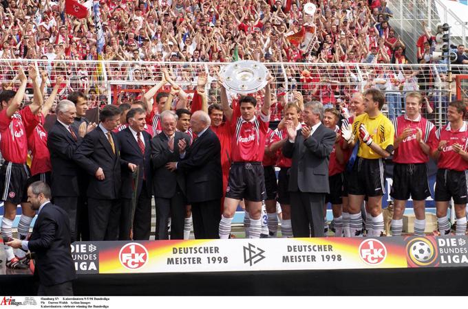 Kapetan Ciriaco Sforza je v Hamburgu prejel v roke pokal, namenjen nemškemu prvaku. Kaiserslautern je v sezoni 1997/98 zbral 68, Bayern 66, Bayer Leverkusen 55 točk ... | Foto: Reuters