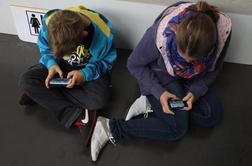 Učenci šol, ki prepovedujejo mobilne telefone, so uspešnejši