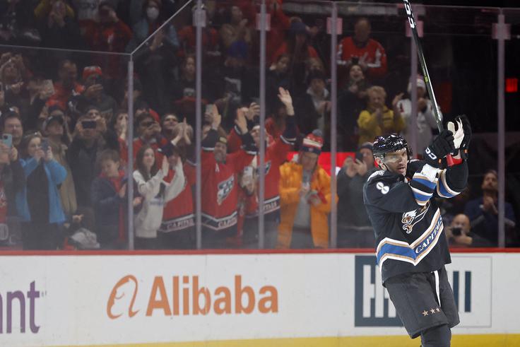 Ovečkin je pri domači zmagi Washington Capitals nad Winnipeg Jets s 4:1 prispeval dva zadetka in svoj izkupiček v karieri dvignil na 802 gola. | Foto: STA/Katja Kodba