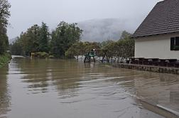 Kolpa in Krka poplavili ter zaprli ceste #foto #video