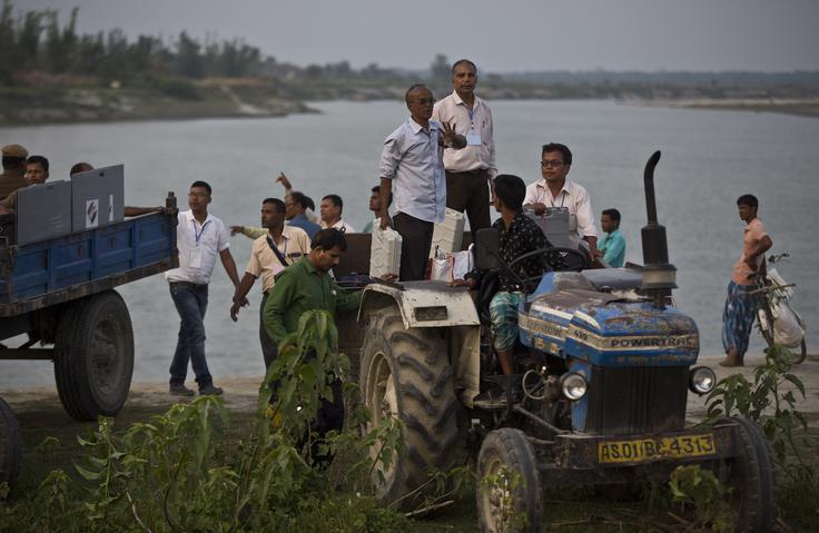 Indijci niso navdušeni nad kitajskimi načrti z reko Jarlung Cangpo. Ta reka v Indiji (pozneje teče tudi skozi Bangladeš) dobi ime Brahmaputra. Indijci se bojijo, da bodo Kitajci z nadzorom pretoka reke morda povzročali suše ali pa z nenadnimi izpusti reke povečali tveganja poplav. Na fotografiji: indijski kmetje ob reki Brahmaputra. | Foto: Guliverimage