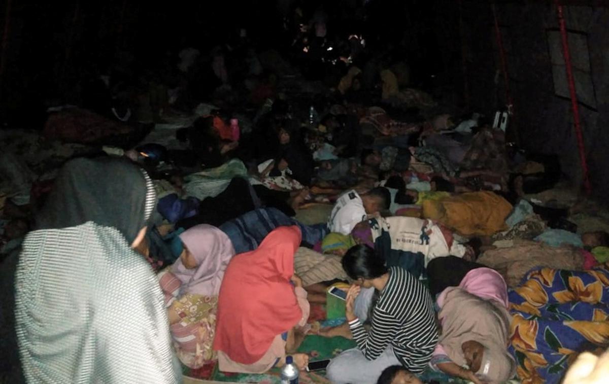 Indonezija | Več sto ljudi se je zateklo v šole, vladna poslopja in v višje ležeče predele. Lokalne oblasti so jim začele dostavljati hrano in druge potrebščine. | Foto Reuters