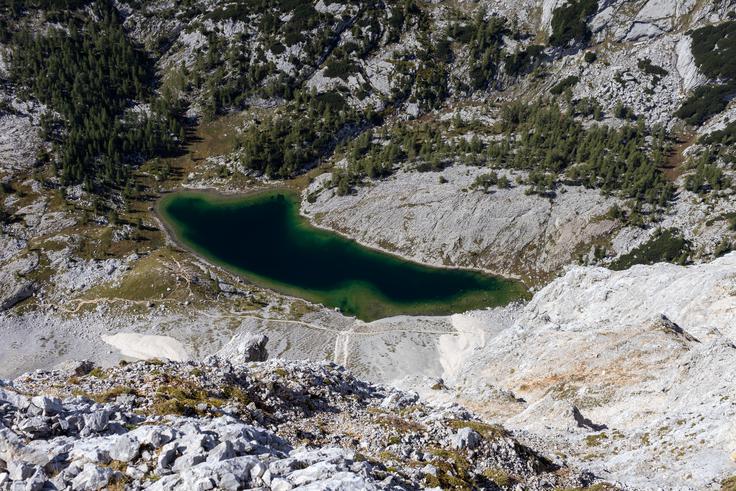 Pogled z Male Zelnarice na Veliko jezero oziroma jezero v Ledvicah. | Foto: Matej Podgoršek