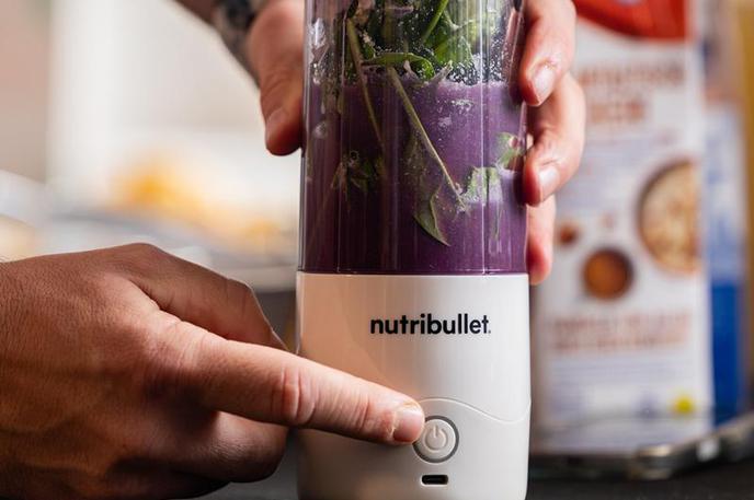 DeLonghi | nutribullet Portable omogoča pripravo smutijev, proteinskih napitkov in drugih zdravih mešanic na poti. | Foto Blaž Bednjički