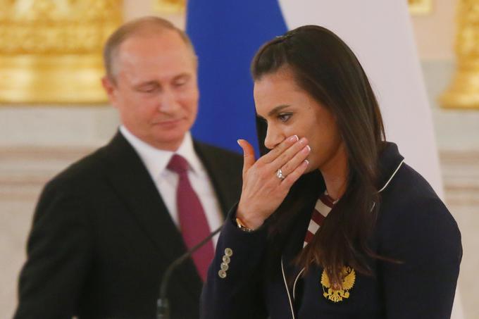 … za govorniški oder pa povabil tudi atletinjo Jeleno Isinbajevo, ki ne bo potovala v Rio. | Foto: 