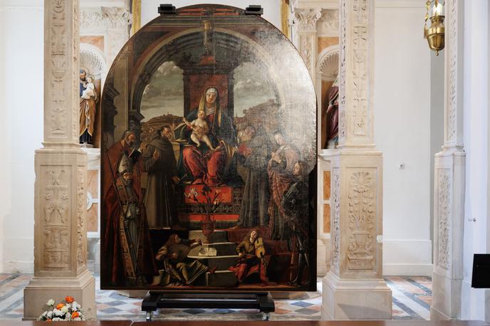 Carpaccieva Marija z detetom | Carpaccio je glavno oltarno sliko naslikal na prošnjo piranskega samostana sv. Frančiška leta 1518. Na umetnini je mogoče videti Marijo na tronu z detetom, okoli njiju pa so svetniki Frančišek Asiški, Anton Padovanski, Klara, apostol Peter in zavetnik Pirana sveti Jurij. | Foto Nebojša Tejić/STA