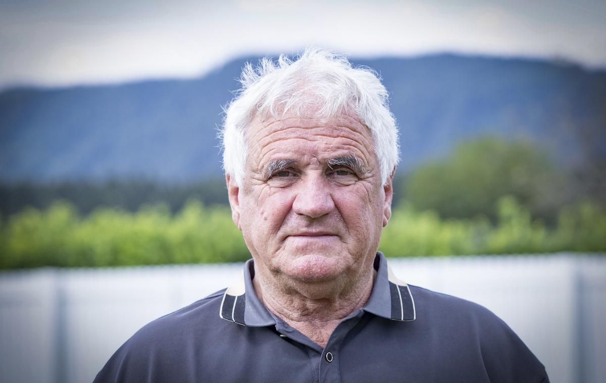 ‎Bojan Prašnikar | Bojan Prašnikar je dedek, oče in mož, stik z nogometom pa ohranja prek funkcije predsednika Združenja nogometnih trenerjev Slovenije (ZNTS), kjer se trudi za lepšo prihodnost domačih strategov. Ima bogate izkušnje, s katerimi želi pomagati stanovskim kolegom. | Foto Ana Kovač