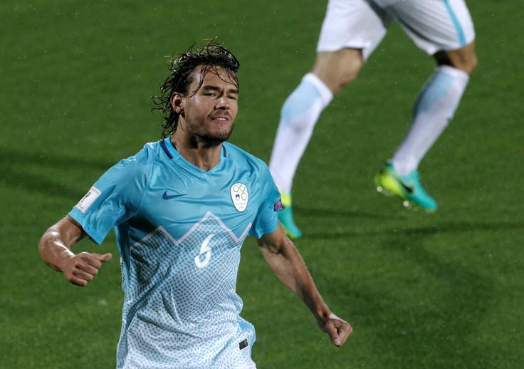 Rene Krhin je z glavo zabil prvi gol za Slovenijo, v zadnji minuti pa je zadel še Boštjan Cesar. | Foto: Reuters