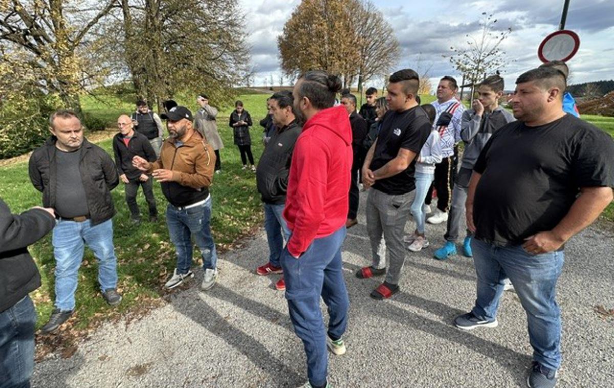 Shod predstavnikov romske skupnosti v Črnomlju | Zbrani so izrekli sožalje družini pokojnega Novomeščana Aleša Šutarja. | Foto STA