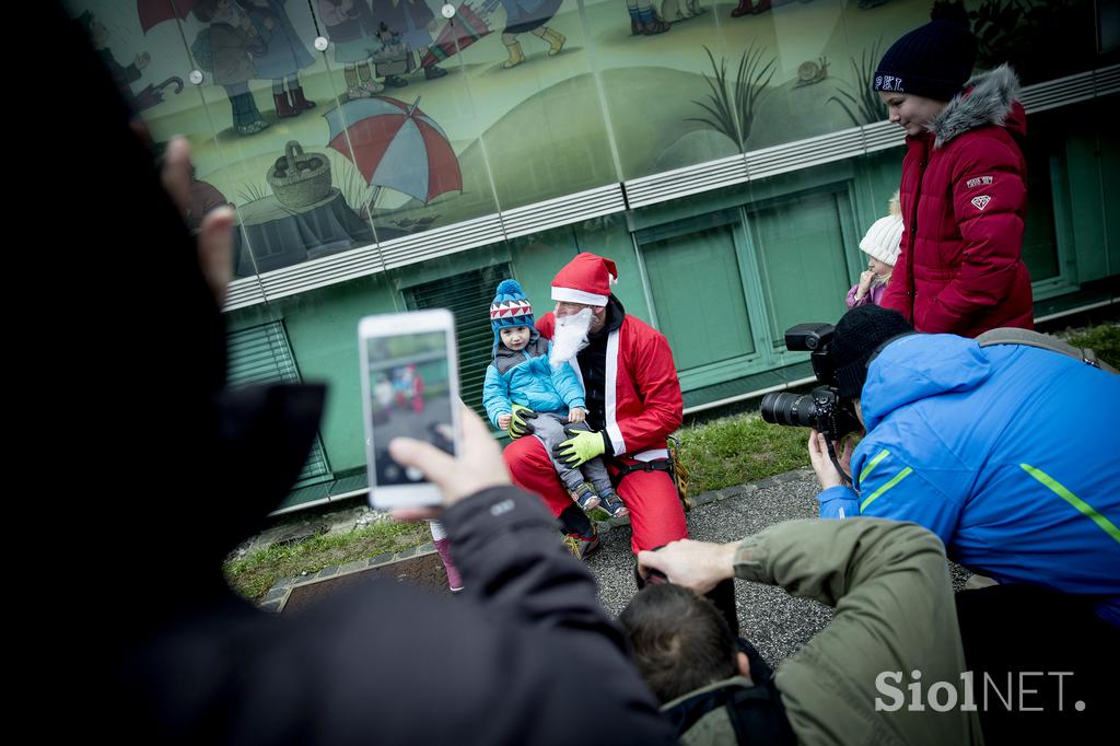 Spust božičkov s strehe ljubljanske pediatrične klinike