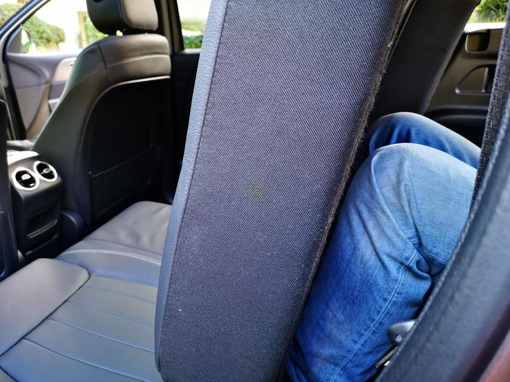 mercedes GLB Tako je v tretji vrsti sedel moj 176 centimetrov visok novinarski kolega. Za silo bi šlo, a ta vrsta je namenjena predvsem otrokom. Oba sedeža imata sidrišče isofix, skupno je mogoče v GLB-ja istočasno namestiti štiri otroške sedeže. | Foto: Gregor Pavšič