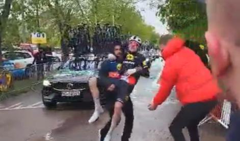 Obupno vreme terjalo žrtve: drgetajočega Danca odnesli s kolesa #video