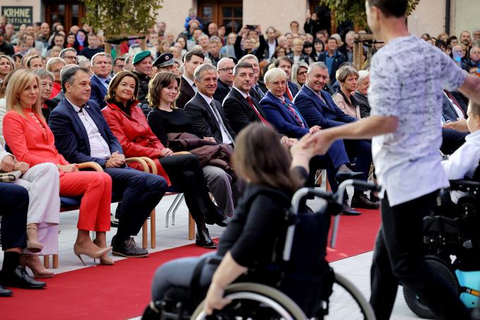 Od leve proti desni: Minister za Slovence v zamejstvu in po svetu Matej Arčon, zunanja ministrica Tanja Fajon, Luna Golob, premier Robert Golob, Aleš Musar in predsednica republike Nataša Pirc Musar. | Foto: Daniel Novakovič/STA