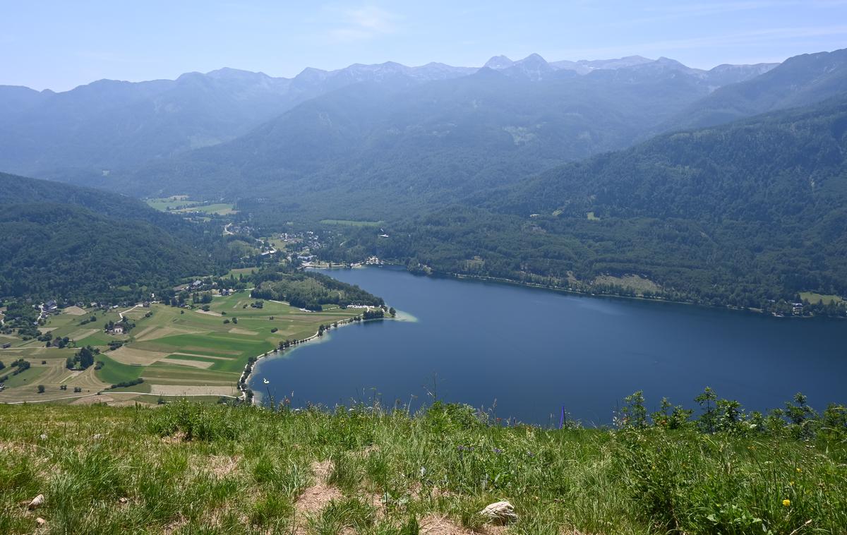 Vogar Bohinjsko jezero | Popoldanski pogled z Vogarja navzdol na Ribčev laz in na Bohinjsko jezero | Foto Matej Podgoršek