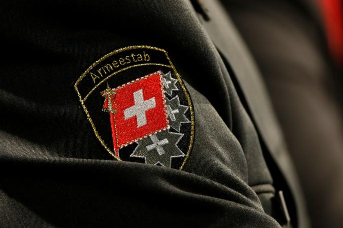 Švicarska vojska | Švicarski volivci so med drugim, kažejo projekcije, s šibko večino podprli nabavo bojnih letal. | Foto Reuters