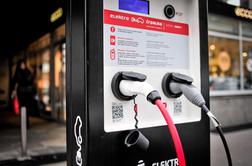 Fakulteta za računalništvo od družbe Schneider Electric prejela električno polnilnico