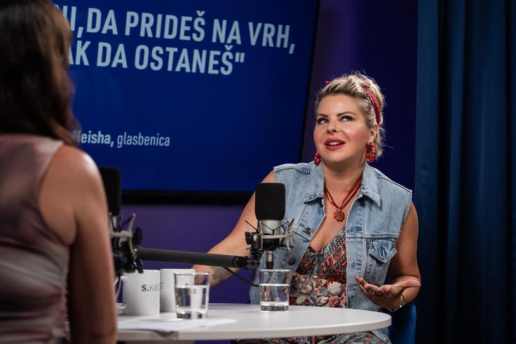"Če ni tukaj neke iskrenosti in ljubezni do tega, kar počneš, boš težko ljudi prepričal. Ljudje niso neumni," pravi Neisha in dodaja: "Ljudje ne morejo uživati, če jaz ne  uživam." | Foto: Luka Petrič